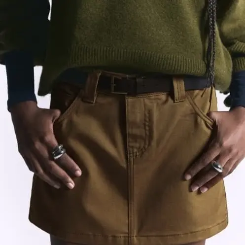 Mini falda con cinto Bershka — imagen 2