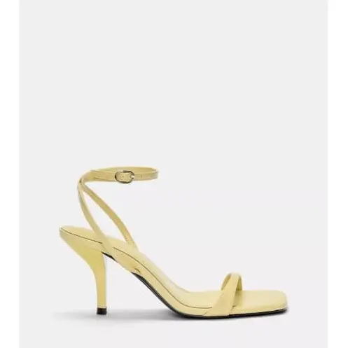 Sandalias con tacón amarillo Pull&Bear — imagen 1