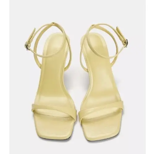 Sandalias con tacón amarillo Pull&Bear — imagen 3