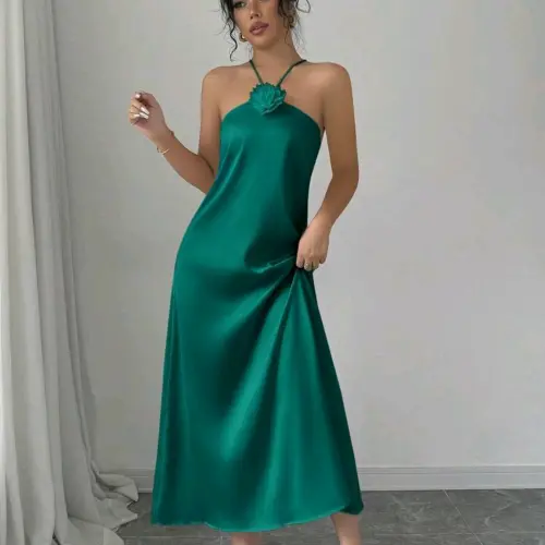 Vestido satinado tira cuello con flor — imagen 1