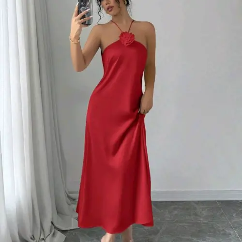 Vestido satinado tira cuello con flor — imagen 2