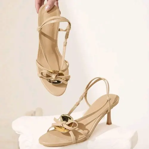 Tacones beige detalle chapa dorada — imagen 1