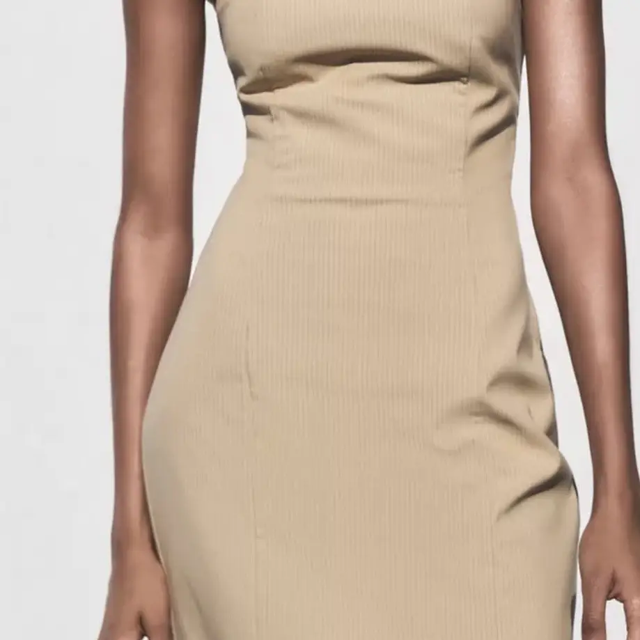 Vestido beige rayas diplomáticas ZARA — imagen 2