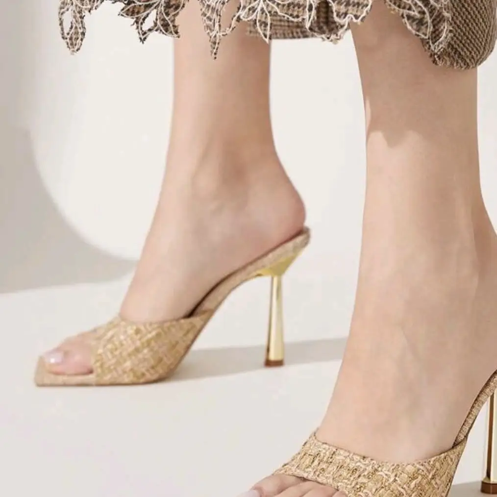 Tacones detalles tejido y dorado — imagen 3