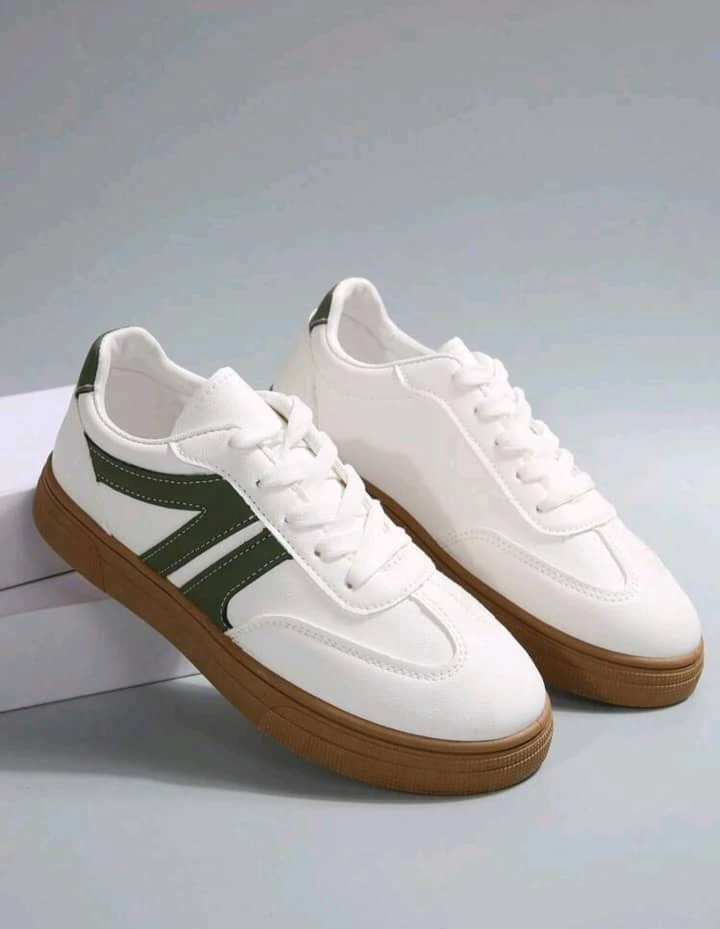 Tennis blancos y verdes's foto | Gigi’s Place |  BizneCubano