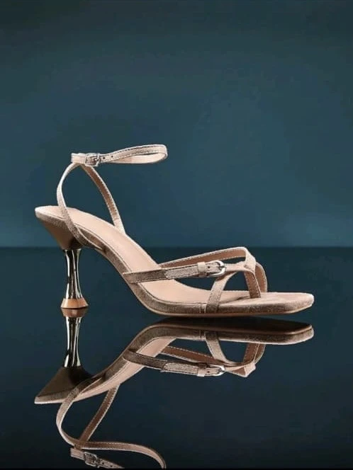 Tacones beige detalle tacón dorado's foto | Gigi’s Place |  BizneCubano