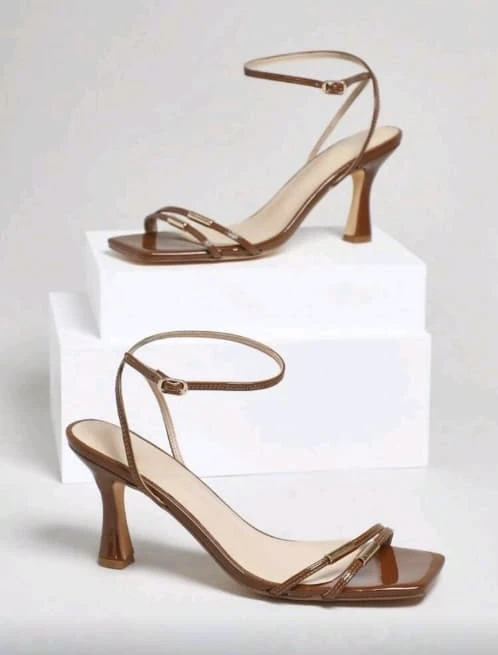 Tacones beige detalle dorado's foto | Gigi’s Place |  BizneCubano
