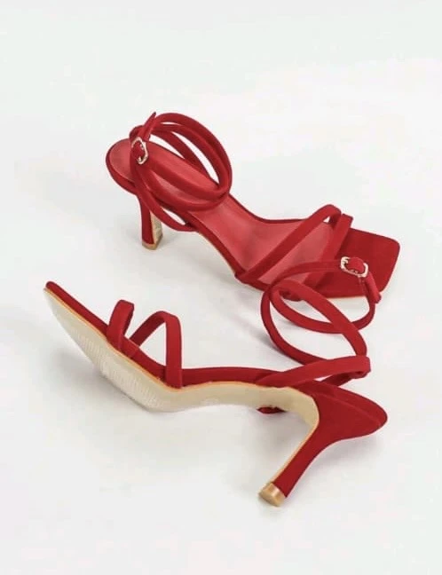 Tacones rojos gamuza's foto | Gigi’s Place |  BizneCubano
