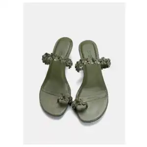 Sandalias con tacón verde flores Pull&Bear miniatura 2