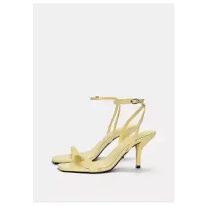 Sandalias con tacón amarillo Pull&Bear miniatura 2