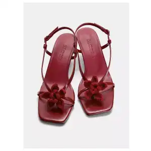 Tacones rojos detalle flor bordada Pull&Bear miniatura 3