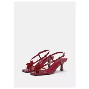 Tacones rojos detalle flor bordada Pull&Bear miniatura 2