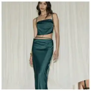 Conjunto satinado verde maxi falda/top miniatura 1