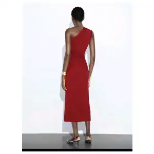 Vestido rojo un hombro miniatura 2
